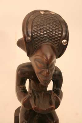 Tchokwe (statue), d`afrique : Rép.dém. du Congo-Angola., statuette Tchokwe (statue), masque ancien africain Tchokwe (statue), art du Rép.dém. du Congo-Angola. - Art Africain, collection privées Belgique. Statue africaine de la tribu des Tchokwe (statue), provenant du Rép.dém. du Congo-Angola., 1362/5369.Très belle statue de chef(Kaponya wa mwanangana.)école de Moxico,région d